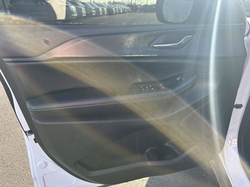 Used 2024 Jeep Grand Cherokee Altitude image 9