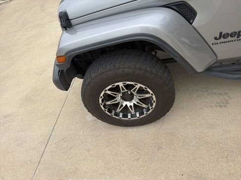 Used 2021 Jeep Gladiator Sport image 3