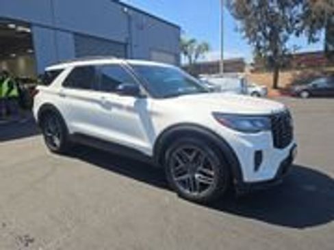 Used 2025 Ford Explorer ST AWD/4WD image 3