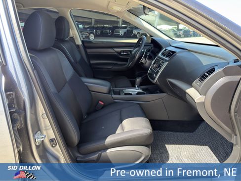 Used 2017 Nissan Altima 2.5 SR w/ LED Appearance Package FWD image 11