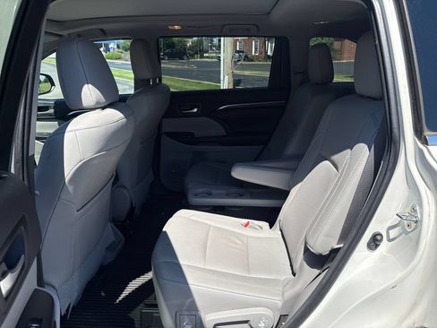 Used 2016 Toyota Highlander Limited Platinum w/ Four Season Floor Mat Package AWD/4WD image 15