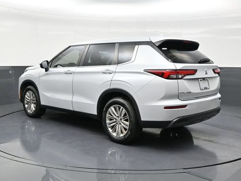 Used 2022 Mitsubishi Outlander ES image 3