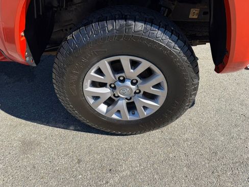 Used 2018 Toyota Tacoma SR5 AWD/4WD image 12