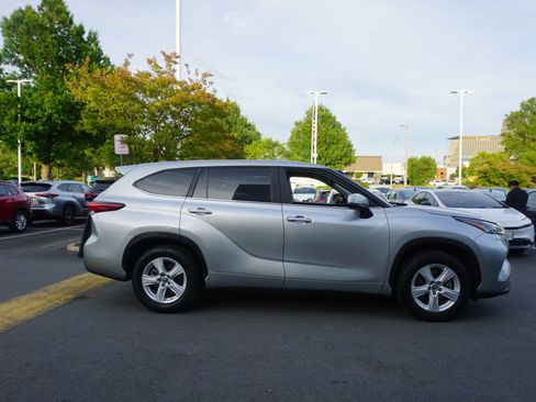 Used 2023 Toyota Highlander LE FWD image 3