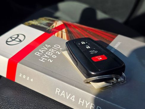 Used 2024 Toyota RAV4 XLE w/ Convenience Package image 29