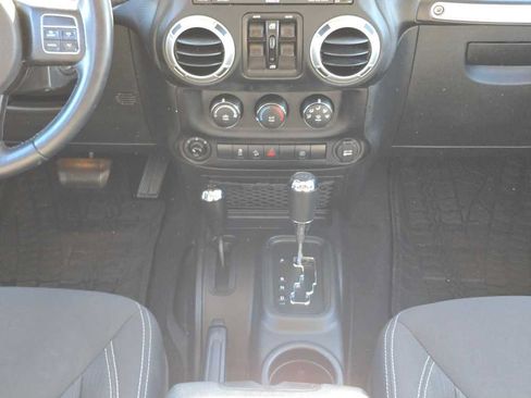 Used 2018 Jeep Wrangler Unlimited Sahara AWD/4WD image 15