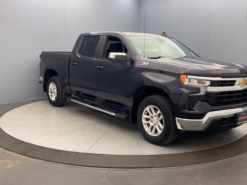Used 2022 Chevrolet Silverado 1500 LT w/ Z71 Off-Road Package AWD/4WD image 7