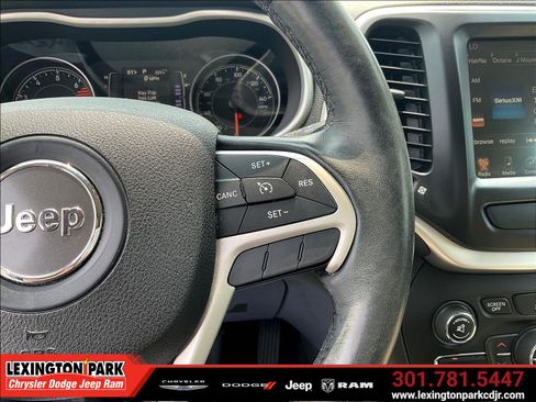 Used 2017 Jeep Cherokee Latitude w/ Comfort/Convenience Group AWD/4WD image 12