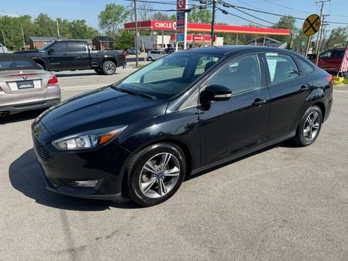 Used 2018 Ford Focus SE w/ SE Appearance Package image 5