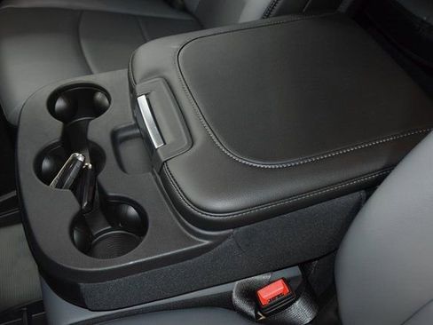 Used 2024 RAM 5500 Tradesman w/ Chrome Appearance Group image 32