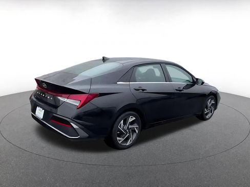 Used 2025 Hyundai Elantra SEL image 15