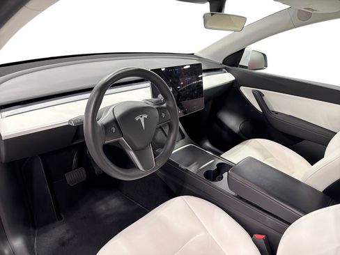 Certified 2021 Tesla Model Y Long Range AWD/4WD image 9