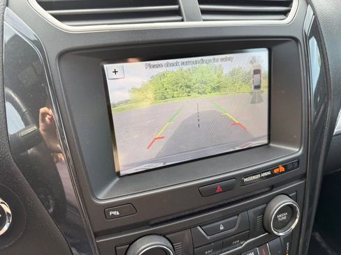 Used 2018 Ford Explorer XLT w/ Equipment Group 202A AWD/4WD image 14