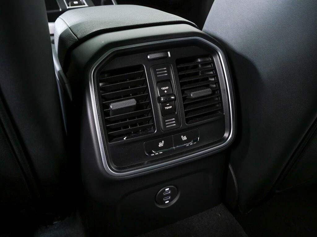 Certified 2026 Porsche Macan AWD/4WD image 21