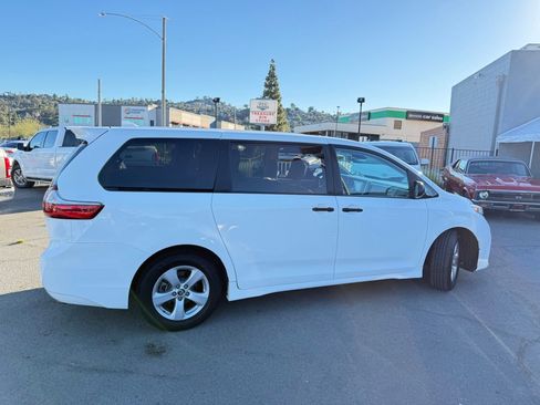 Used 2019 Toyota Sienna L image 10