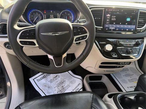 Used 2022 Chrysler Pacifica Touring-L image 10