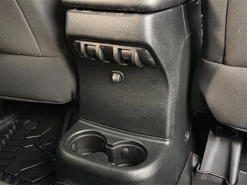 Used 2018 Jeep Wrangler Unlimited Sport S image 28