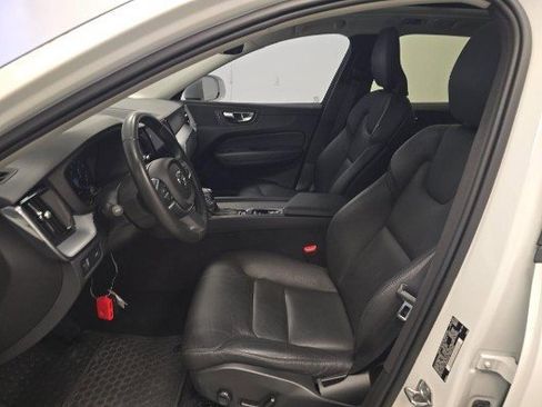 Used 2021 Volvo XC60 T5 Momentum w/ Advanced Package image 4