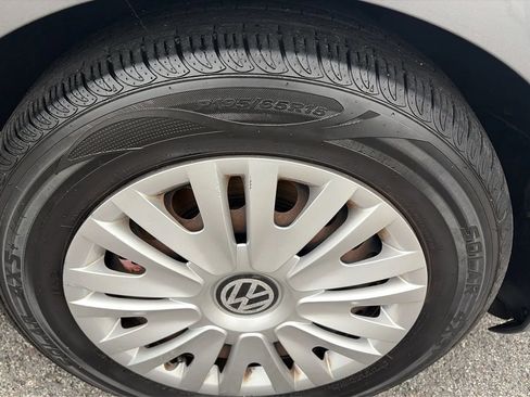 Used 2010 Volkswagen Golf 4-Door image 25