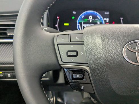 Used 2025 Toyota Camry SE image 13