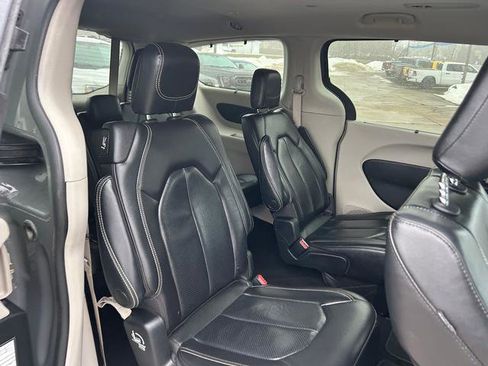 Certified 2022 Chrysler Pacifica Touring-L image 21
