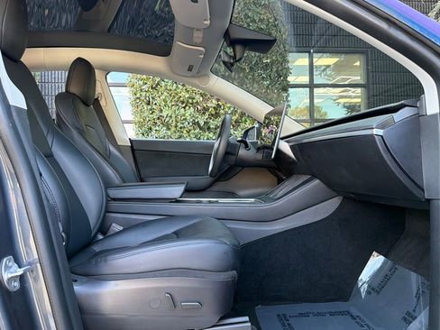 Used 2022 Tesla Model Y Long Range image 33