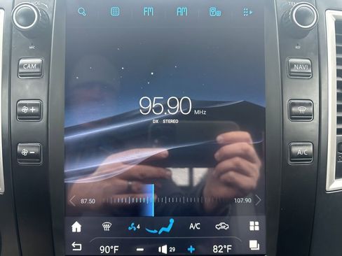 Used 2018 Nissan Titan SL w/ Midnight Edition image 24