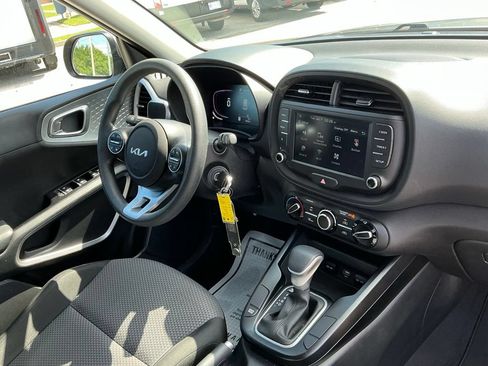 Used 2025 Kia Soul LX w/ LX Technology Package FWD image 17