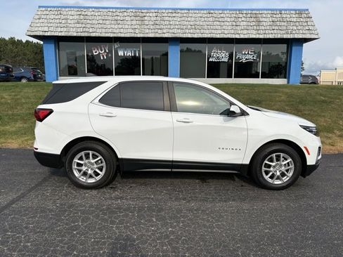 Used 2022 Chevrolet Equinox LT w/ Driver Convenience Package image 3