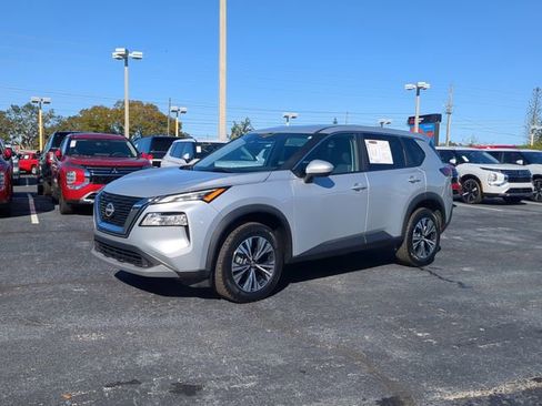 Used 2023 Nissan Rogue SV image 2