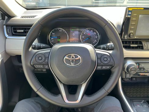 Used 2022 Toyota RAV4 XLE Premium image 31