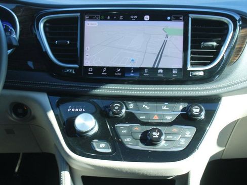 Used 2023 Chrysler Pacifica Limited image 16