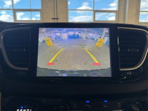 Used 2024 Chrysler Pacifica Touring-L image 18