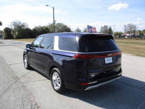 Used 2024 Kia Carnival LX image 5