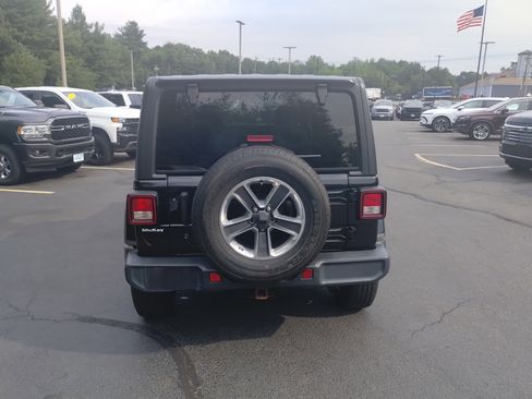 Used 2018 Jeep Wrangler Unlimited Sahara w/ Cold Weather Group image 4