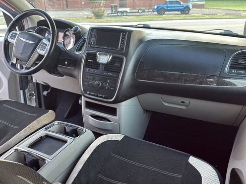 Used 2015 Chrysler Town & Country Touring FWD image 23