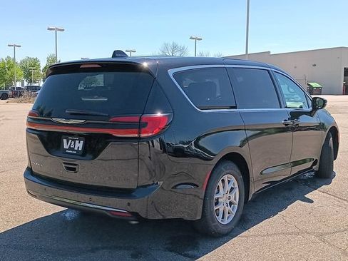 Used 2024 Chrysler Pacifica Touring-L FWD image 28