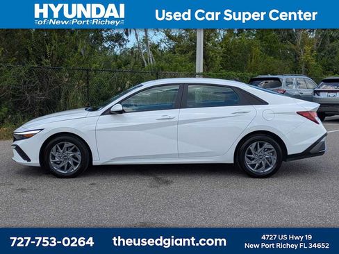 Certified 2024 Hyundai Elantra SEL FWD image 2