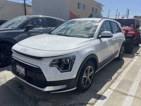 Used 2025 Kia Niro EX FWD image 2