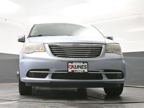 Used 2013 Chrysler Town & Country Touring-L w/ Driver Convenience Group FWD image 26