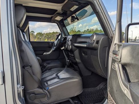 Used 2017 Jeep Wrangler Unlimited Sahara w/ Connectivity Group image 29