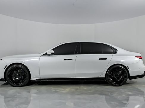 Used 2025 BMW 760i xDrive w/ Executive Package image 7