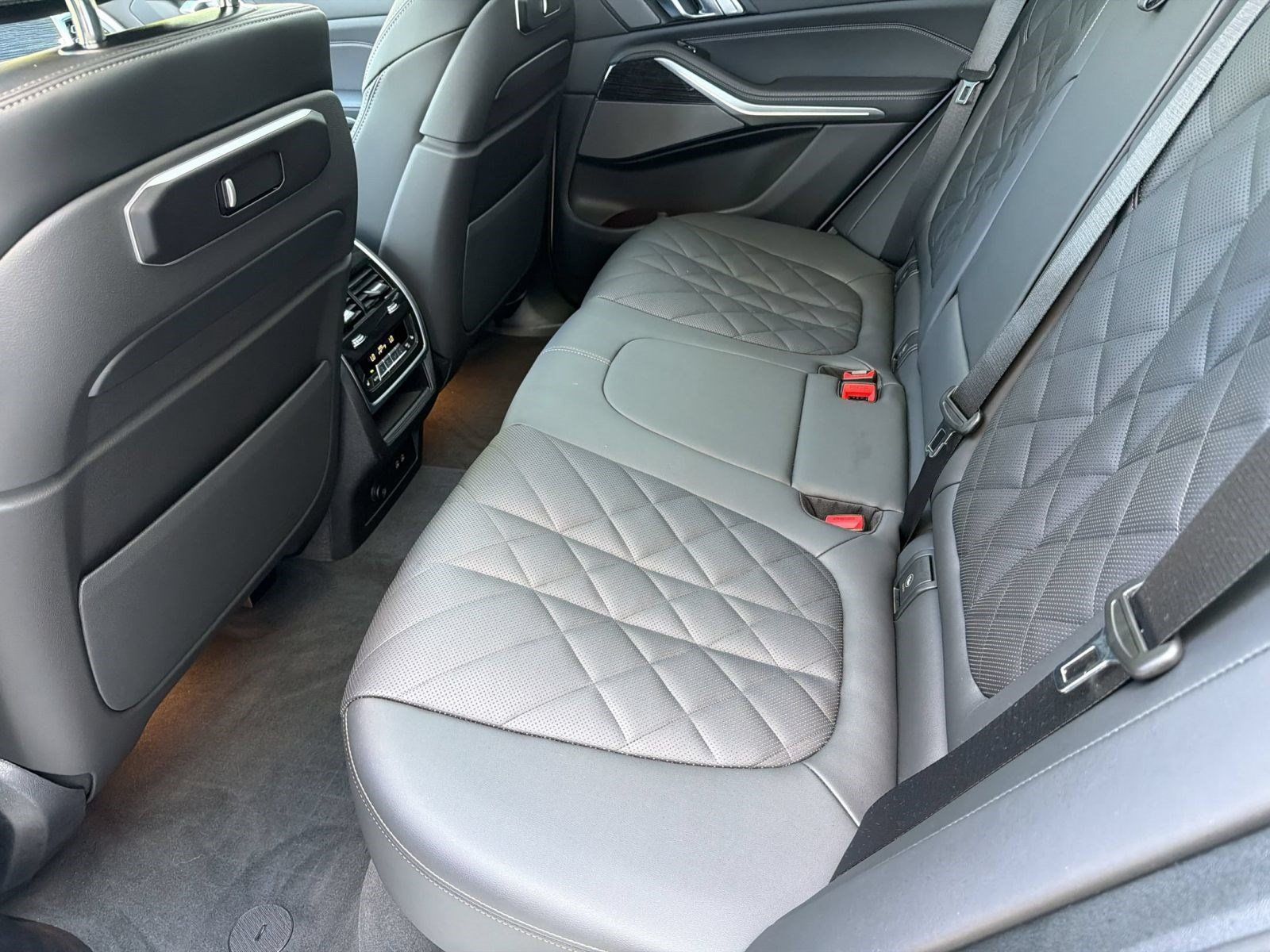 Used 2026 BMW X5 sDrive40i w/ Executive Package RWD image 25