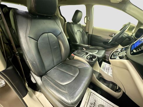 Used 2017 Chrysler Pacifica Touring-L image 28