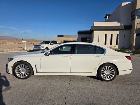 Used 2022 BMW 740i w/ Premium Package image 5