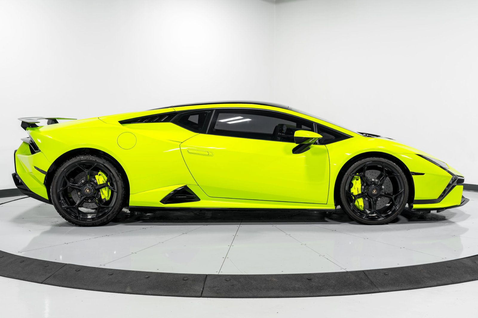 Used 2023 Lamborghini Huracan Tecnica RWD image 2