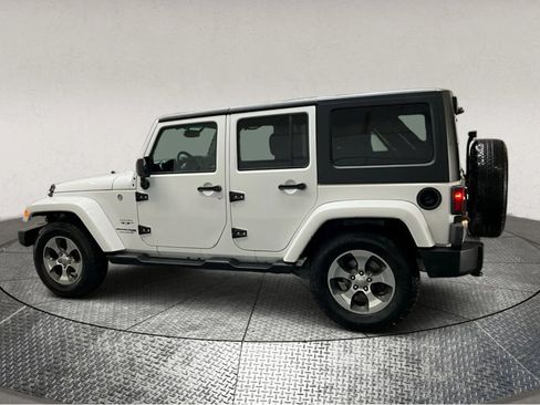 Used 2018 Jeep Wrangler Unlimited Sahara w/ Connectivity Group image 4