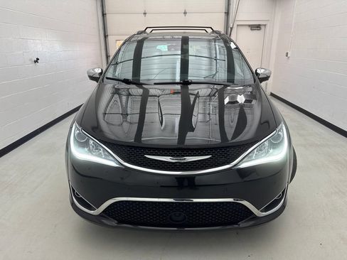 Used 2020 Chrysler Pacifica Limited FWD image 2