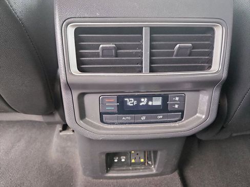 Used 2024 Volkswagen Atlas SE image 31