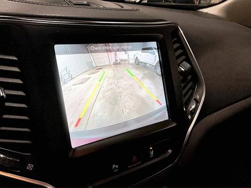 Used 2021 Jeep Cherokee Latitude Lux w/ Comfort/Convenience Group image 24